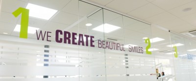 Tussenwand wachtruimte/behandelkamer